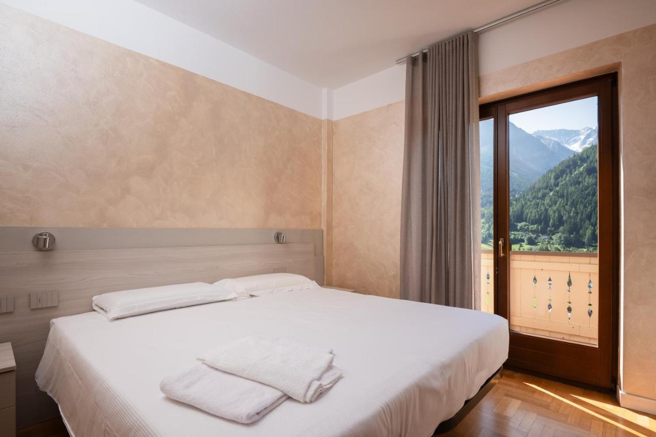 Hotel Vezza Alpine Lodge & Spa Vezza dʼOglio Exteriör bild